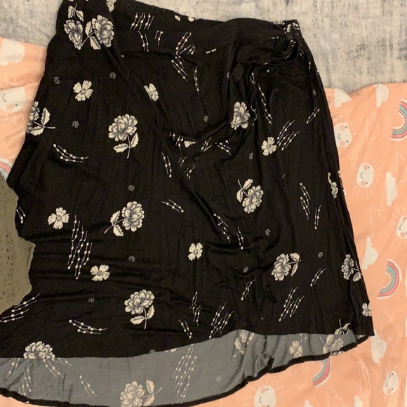 Plus size Black and white floral jersey wrap skirt - Picture 4 of 4